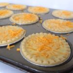 These Mini Spinach and Cheese Quiche are so easy thanks to store-bought pie crust. Make them in advance and keep them in the freezer. Great for parties and brunch! #miniquiche #partyfood #minispinachandcheesequiche #easysnack #easylunch