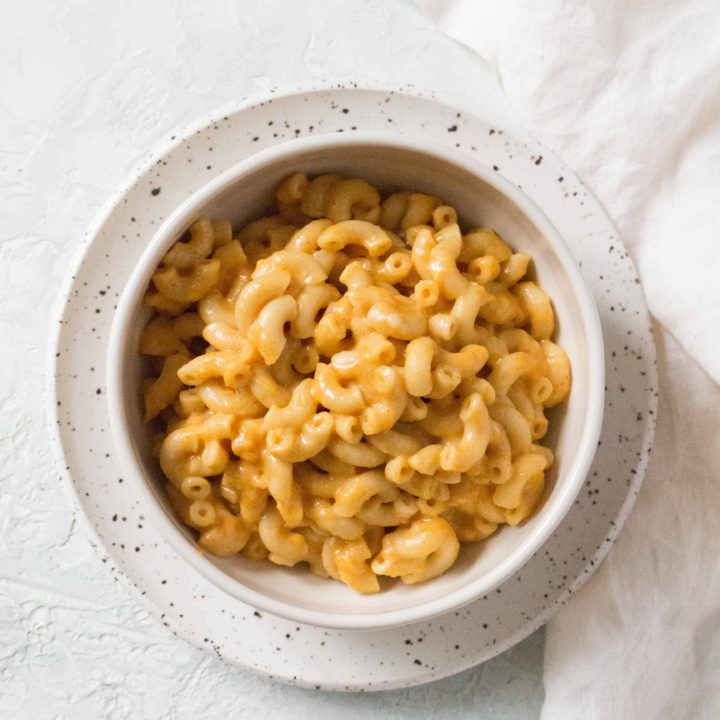instant pot mac and cheese 6 - Easy Instant Pot recipes that are simple & delicious! From soups, to main dishes, and even how to make dessert in this pressure cooker. Your family will love all of these easy instant pot recipes!
