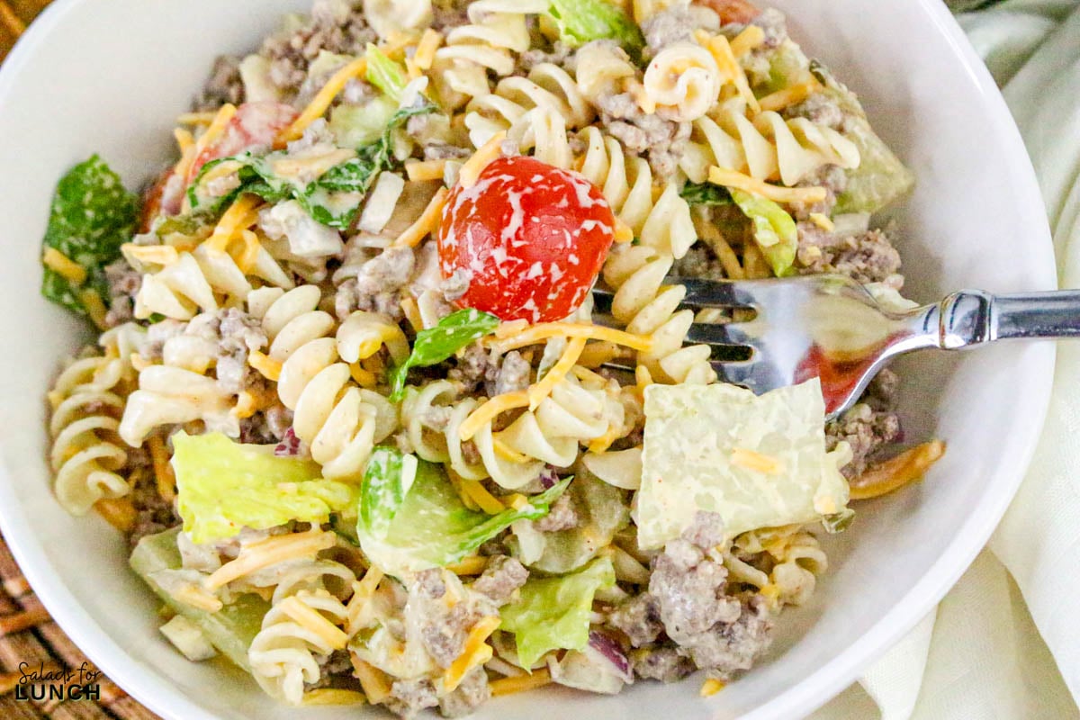 Cheeseburger Pasta Salad - Cheeseburger Pasta Salad Recipe 27 Cheeseburger Pasta Salad Recipe 27 - Move over boring potato salad—there’s a new dish in town and it tastes just like your favorite cheeseburger! This cheeseburger pasta salad is everything you love about a juicy burger all mixed up into a creamy, crave-worthy pasta salad.
