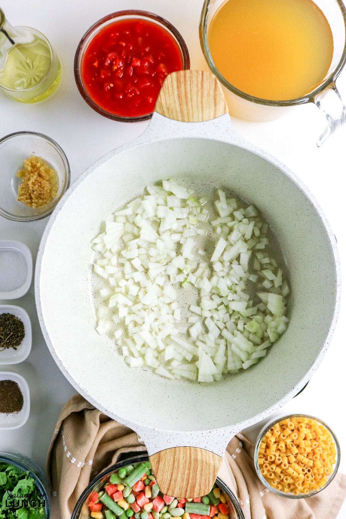 Soupe aux légumes facile dans un pot – Oignons hachés sautés dans le bol Les oignons hachés sont frits dans un bol avec les ingrédients de la soupe.