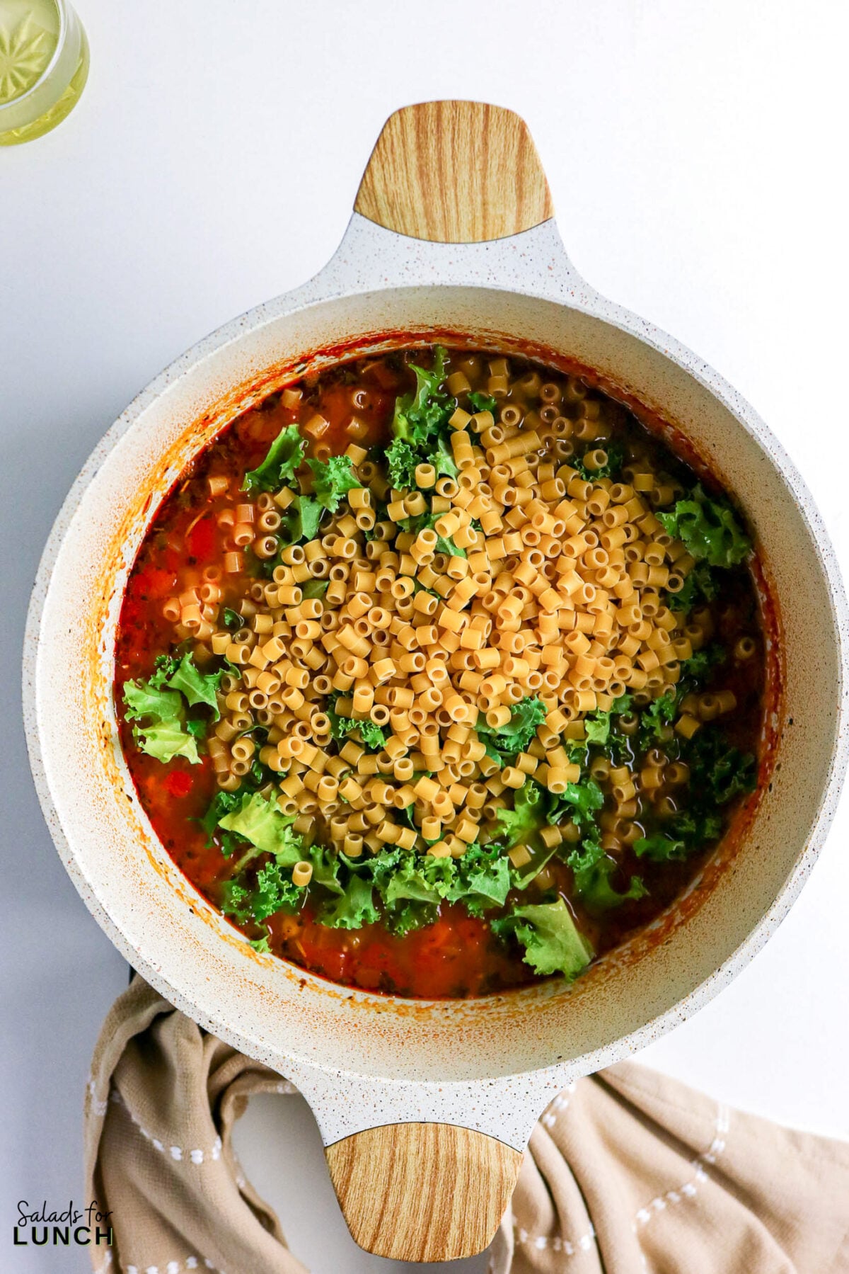 Soupe aux légumes facile dans un pot - Bol à soupe de pâtes aux tomates Ditalini Ajouter les pâtes ditalini et le chou frisé au bouillon de tomates frémissant dans une grande casserole.