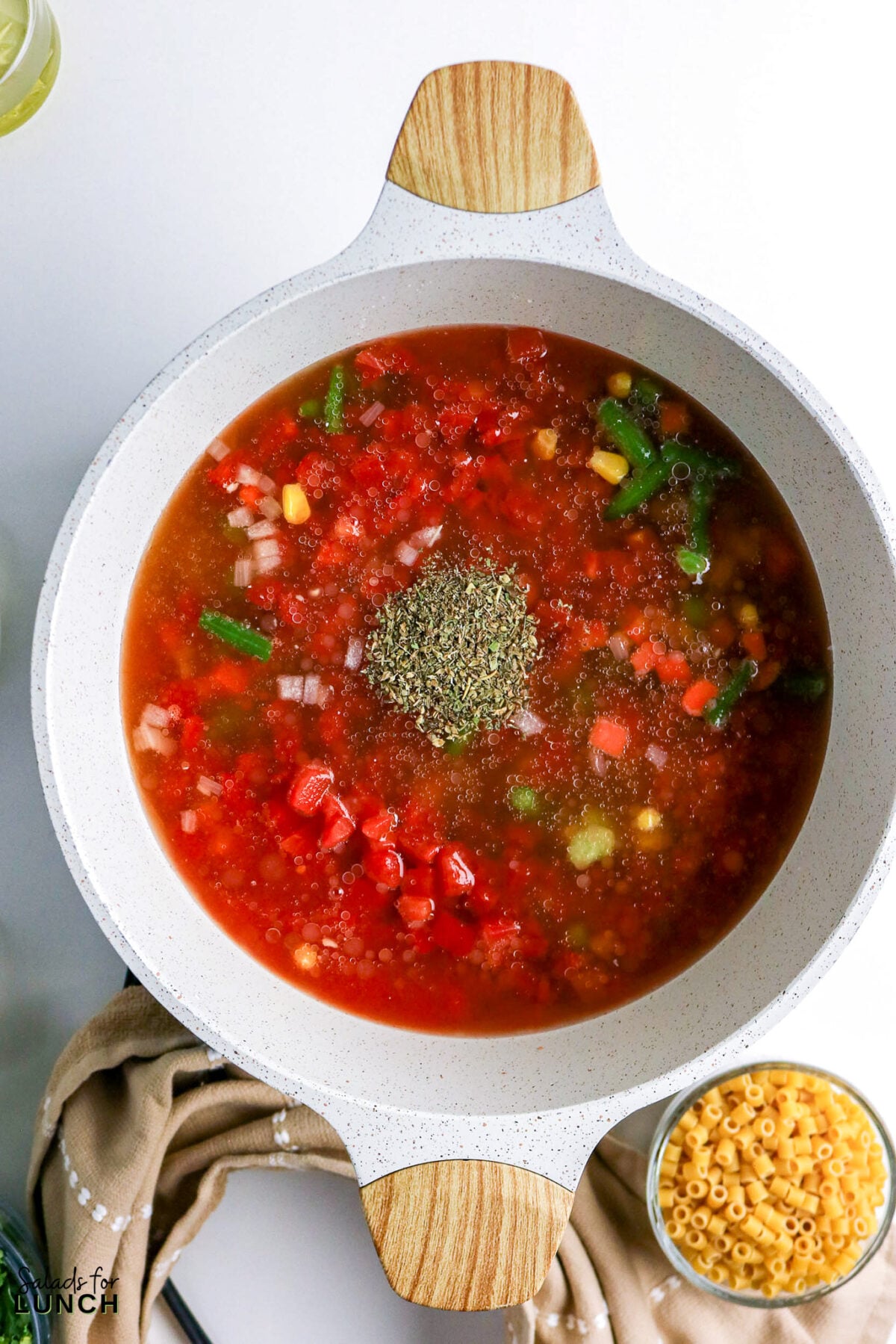 Soupe aux légumes facile dans une seule casserole - Pâtes dans une seule casserole aux légumes et aux herbes Pâtes en un seul pot avec tomates en dés, maïs, haricots verts et herbes dans une poêle.