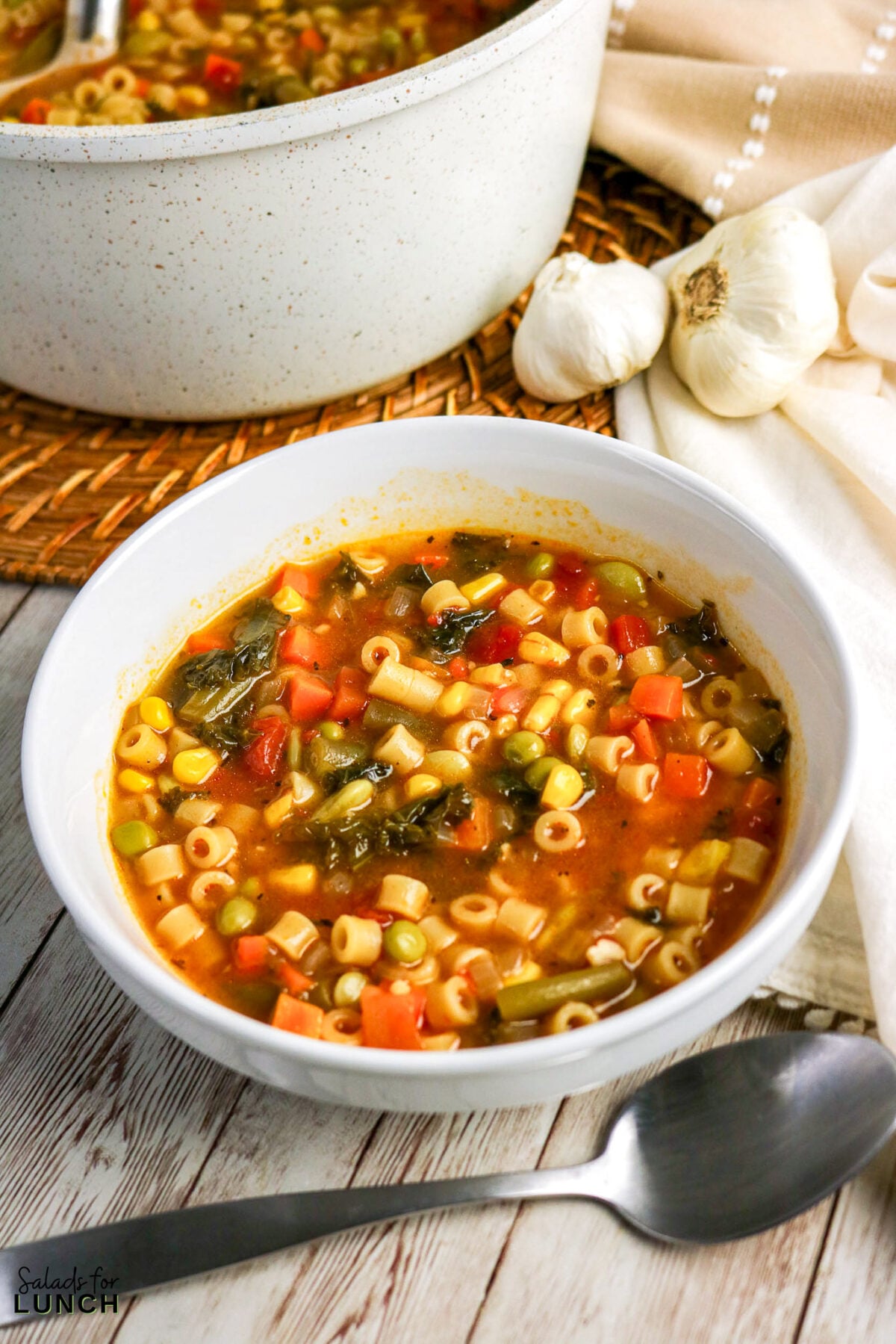 Soupe aux légumes facile dans un pot - Soupe de nouilles aux légumes en 2 pots Un copieux bol de soupe de nouilles aux légumes avec des datalini, des carottes, des pois, du maïs et des légumes.