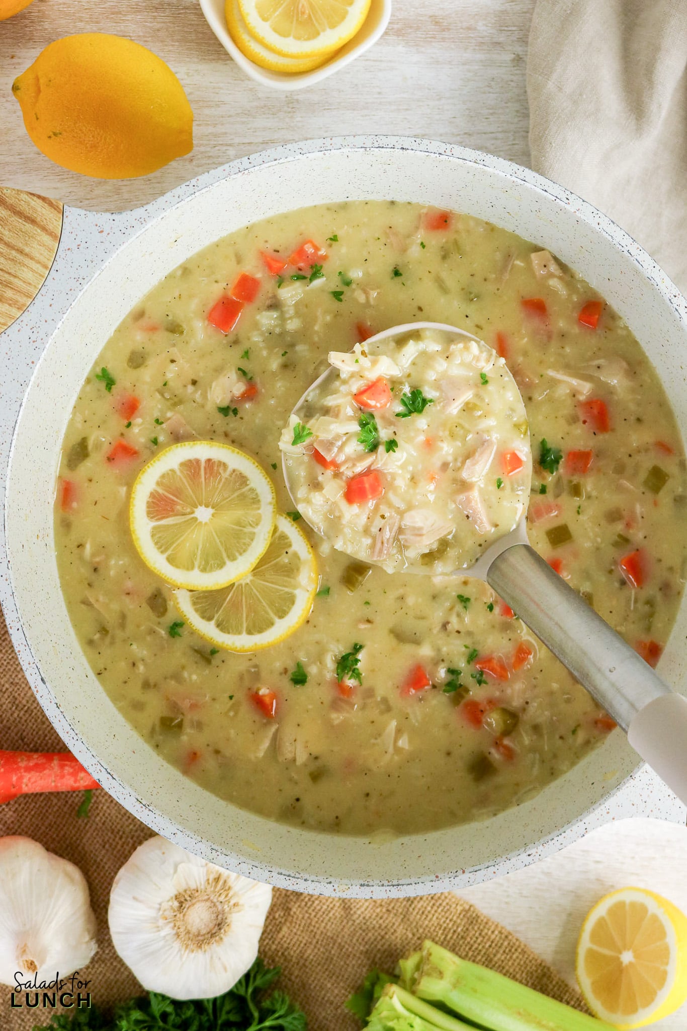 Soupe grecque au poulet et au riz au citron (recette facile Avgolemono) Soupe grecque au poulet et au riz au citron (recette facile Avgolemono)
